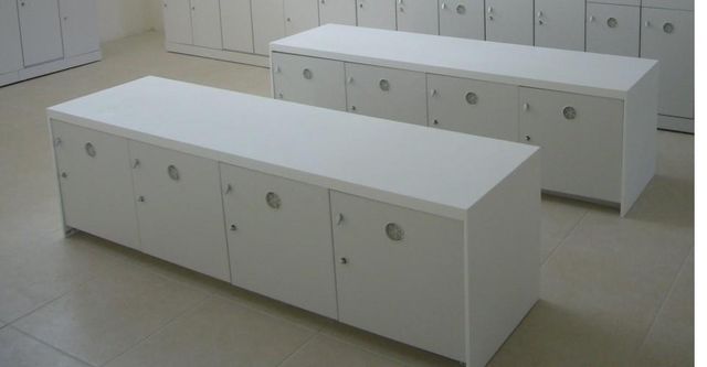 BANCA DE PLASTICO PVC CON LOCKER Y CUBIERTA DE SUPERFICIE SOLIDA